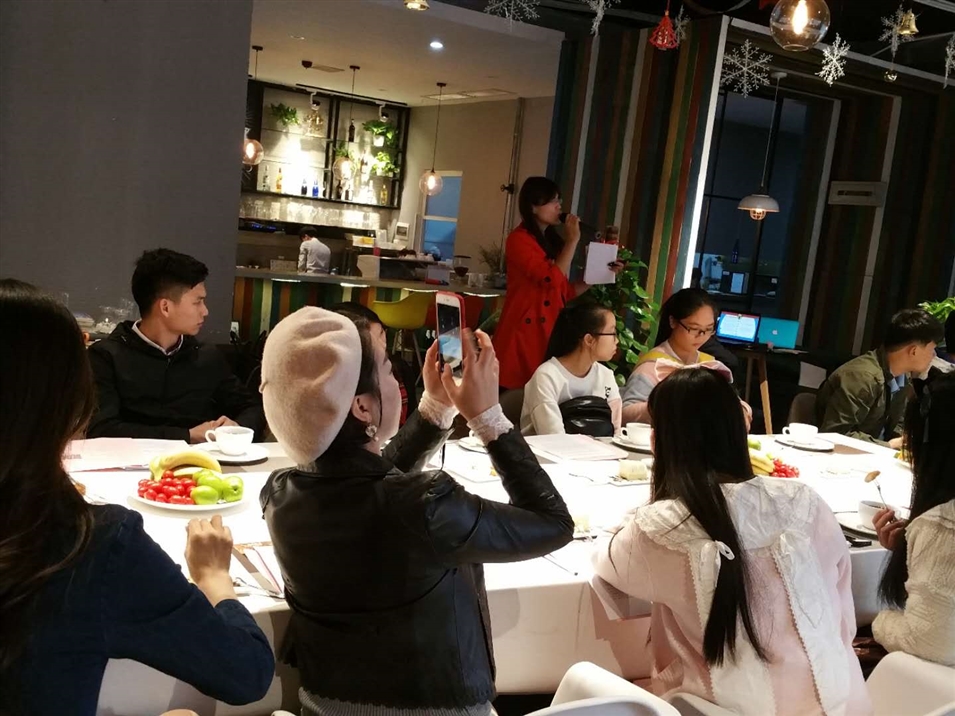冯老师在讲解日语学习