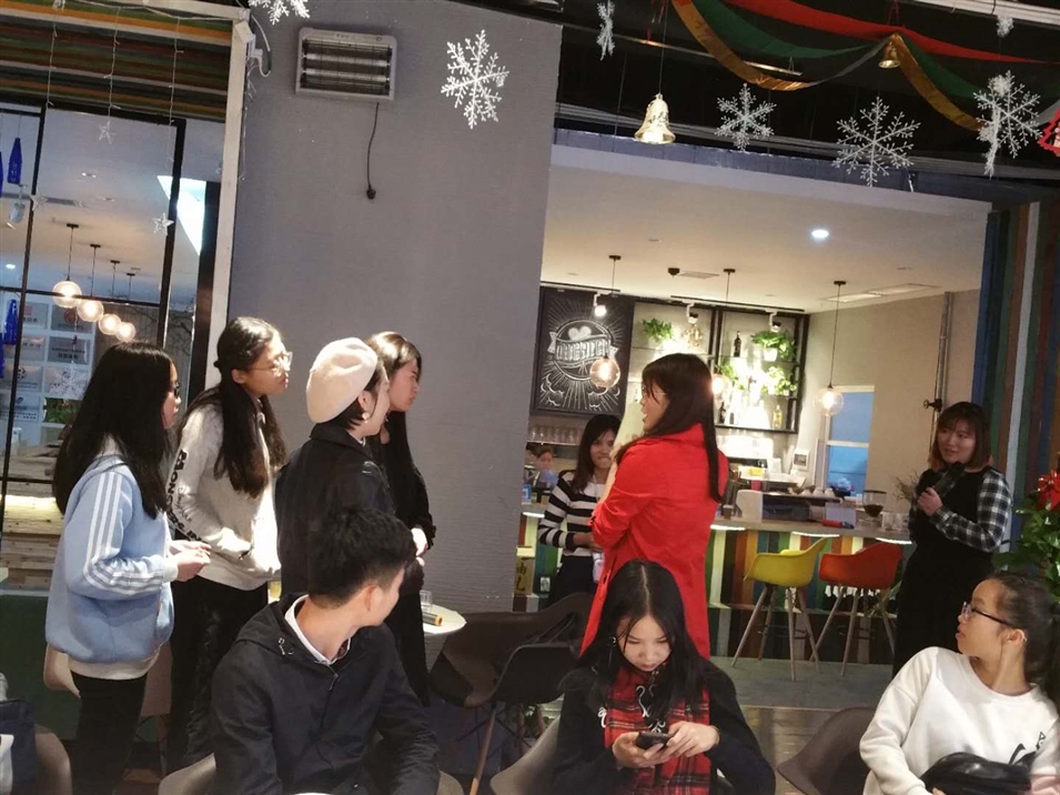 学员们在做游戏准备