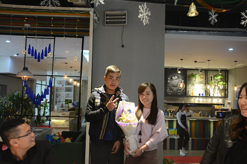 学员给阿赞李送花