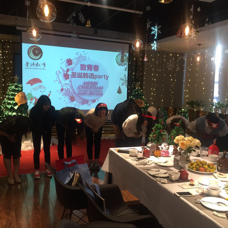 师生向工作人员表达感谢