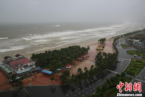 资料图：2017年11月5日，越南岘港某处海滩风雨交加。