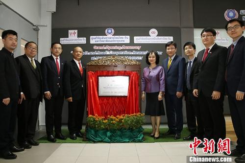 12月18日，由泰国国家研究院泰中战略研究中心与中国人民大学国家发展与战略研究院共建的泰中“一带一路”合作研究中心在泰国曼谷正式揭牌成立。作为隶属于泰国国家研究院的高端智库，该中心未来将作为泰国“一带一路”研究和推动泰中高端智库合作的主要机构。中新社记者 赵婧楠 摄