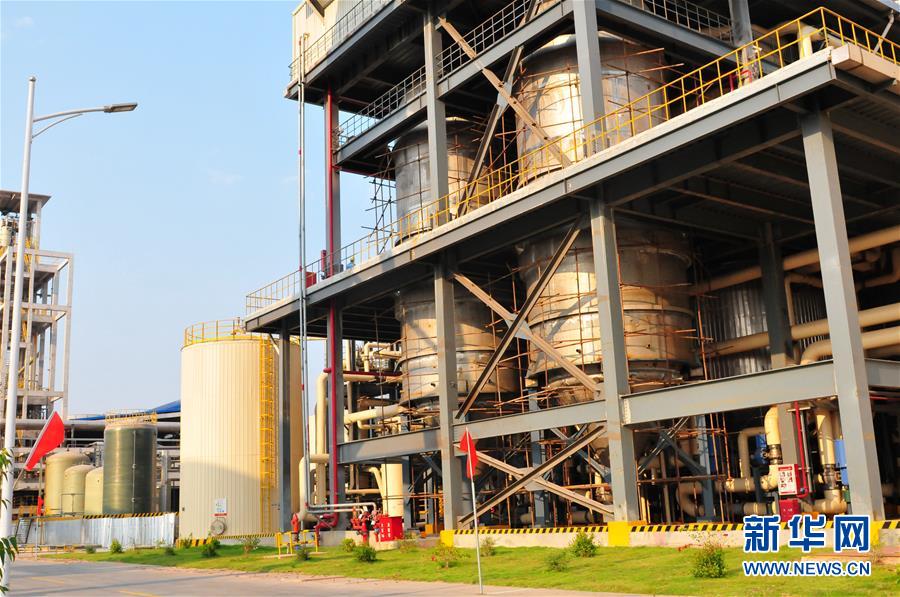 这是3月10日在老挝沙湾拿吉省车邦县拍摄的太阳纸业控股老挝有限公司工厂。 新华社记者章建华摄